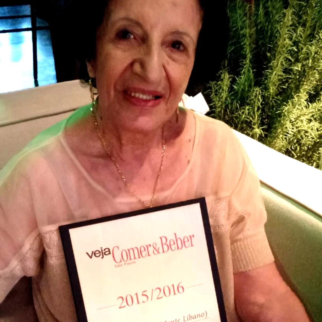 Alice Matouk com o premio personalidade gastronômica da revista Veja Comer & Beber, 2015/2016