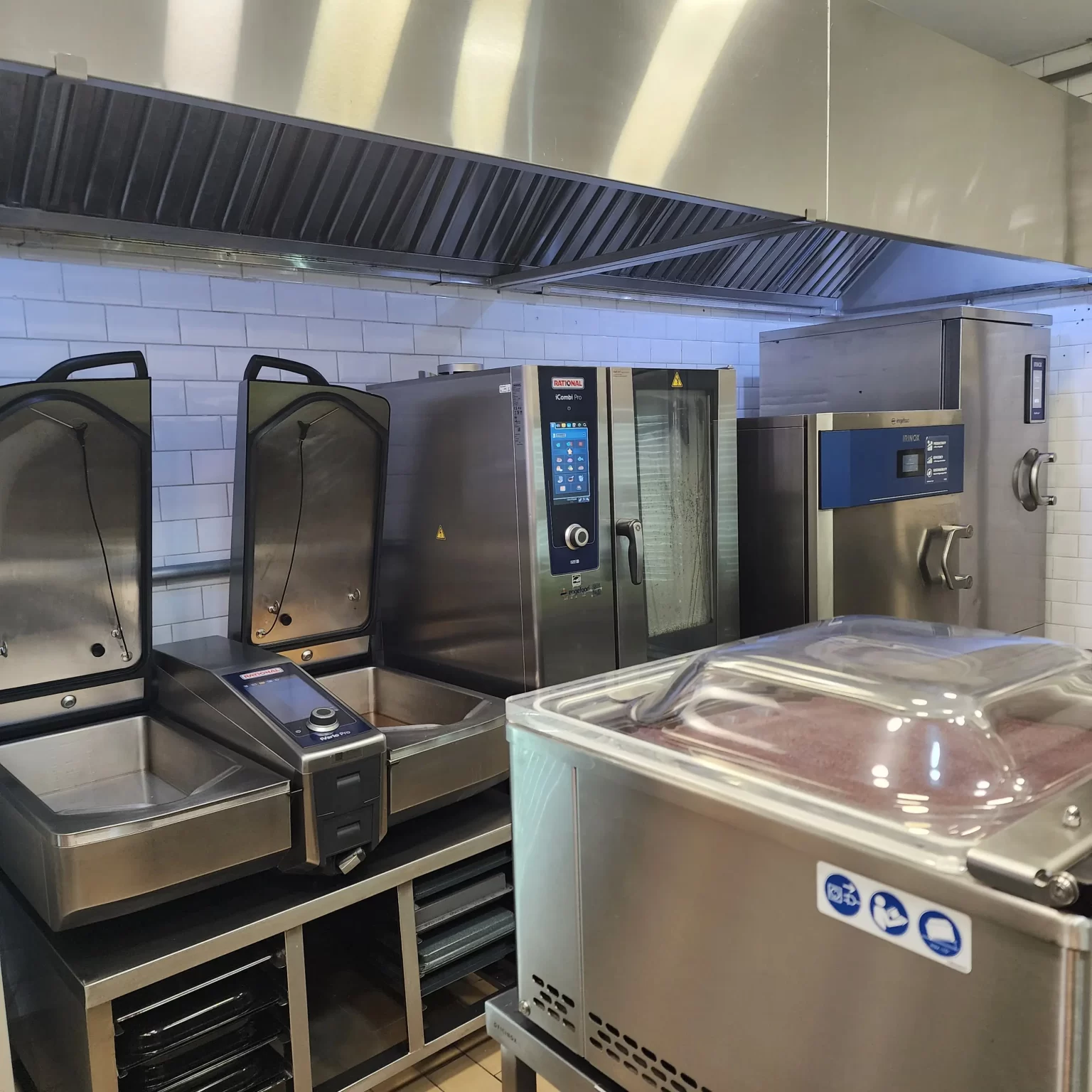 Cozinha 4.0 do restaurante árabe Alice Monte Líbano, equipamentos de última geração, utilizando métodos modernos de cocção tais como Cooking & Chill, sous vide, ultracongelamento