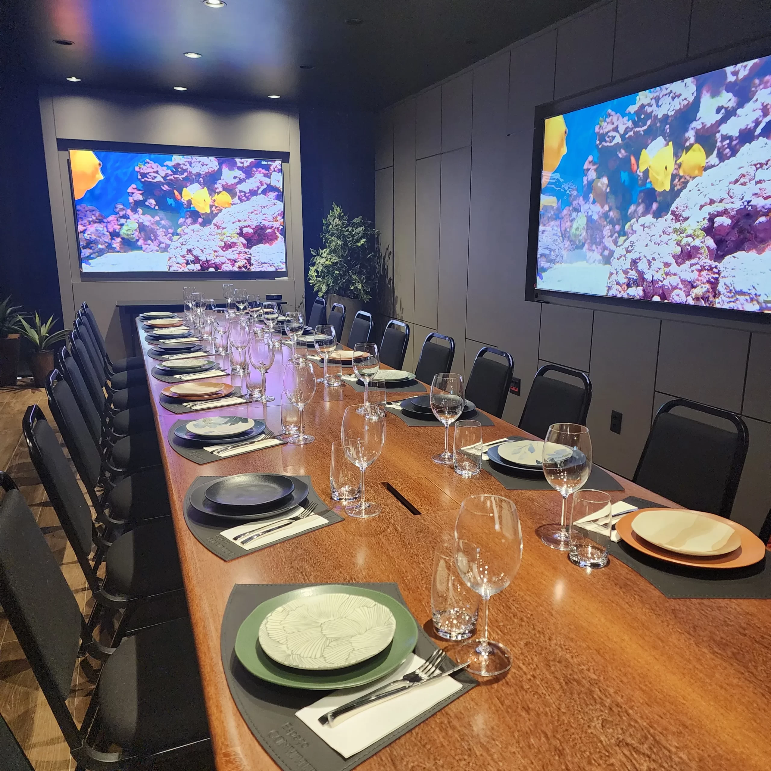 Espaço Convivium montado em layout de mesa executiva para evento corporativo