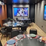 Espaço Convivium do Restaurante Alice Monte Líbano, eventos corporativos e sociais, layout com mesas redondas